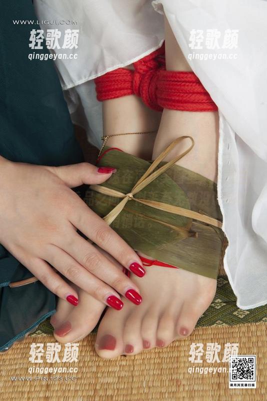 Ligui丽柜 - 着迷在凉儿美图里，这双生花与莲丝香品之间，似乎有无数没说完的悄悄话。