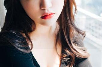 最新图库让Son Ye Eun的美脚闪闪发光,直接让你心中那点小躁动又升温了。