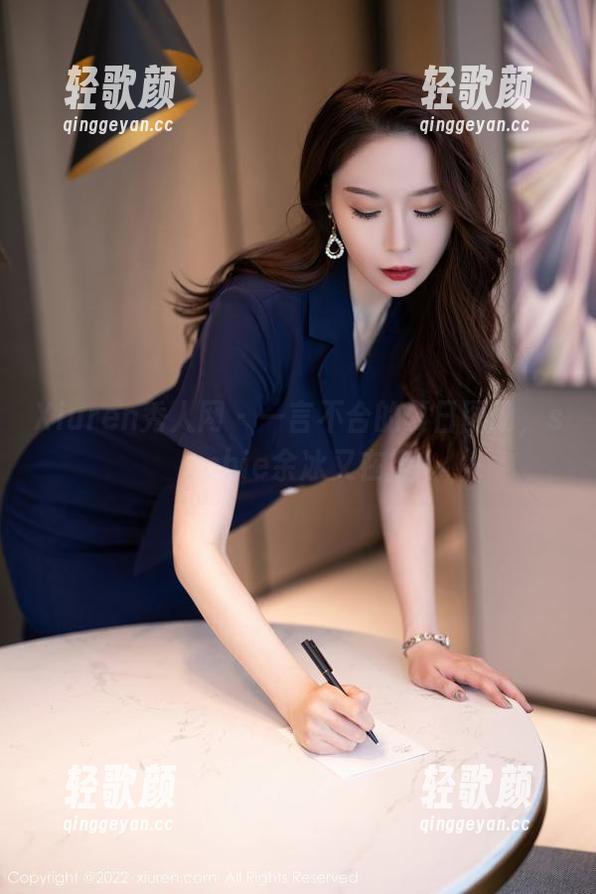 Xiuren秀人网 - 一言不合的夏日图册，sophie余冰又在撩