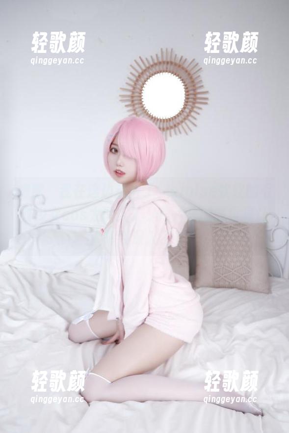 抱歉，我在这边迷失了，eloise软软的毛衣少女cos太诱人了，照片里的气氛真让人想要深入了解。