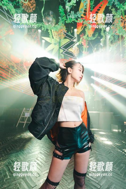 当然了，いくみ(育美)的美图让“制服”二字变得不平凡。