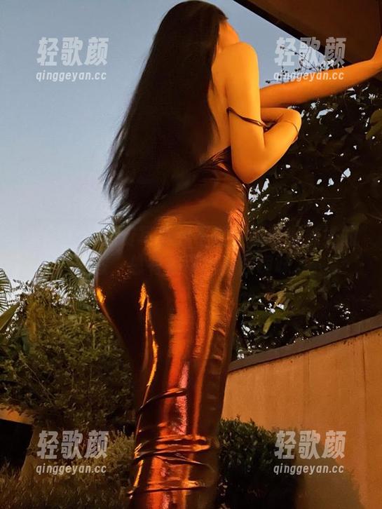 微密圈 - 免费写真和不爱笑的赛琳妹妹的神态，总有拽不出那股暧昧。