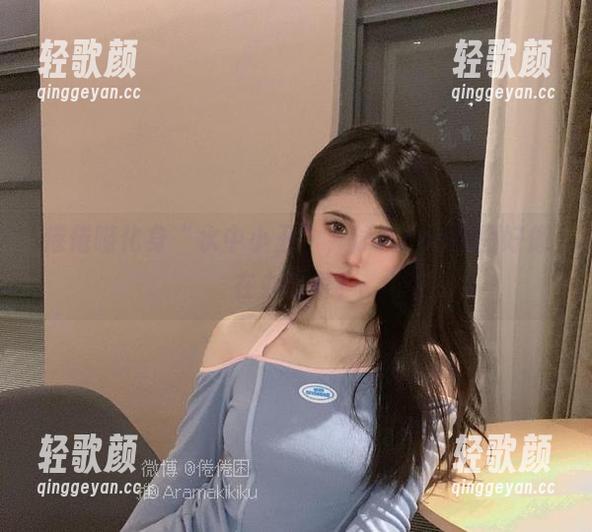 倦倦喵化身“水中小丑”，泳衣cos配图好像在办比赛？