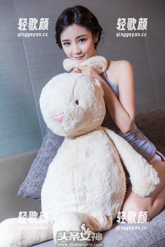 头条女神 - 短裙之下，信悦儿的各种姿态，图片合集来了