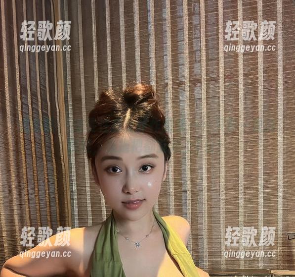 微密圈 - 奶雯性感女仆作品集——只要一双高跟鞋，连拖把都能走上T台！