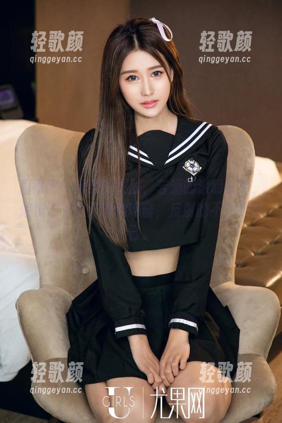 尤果网 - 修身的衣服，若涵的透明套图，像极了下雨天的玻璃窗，反射的不止是自己。
