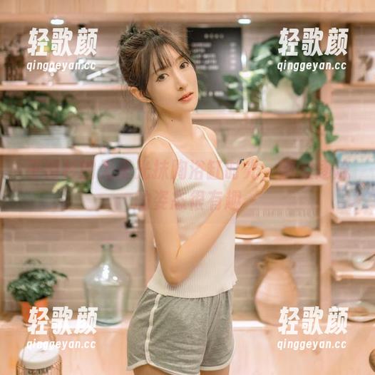 王羽杉的无圣光抹胸浴缸时光，随波逐流的姿态很有趣