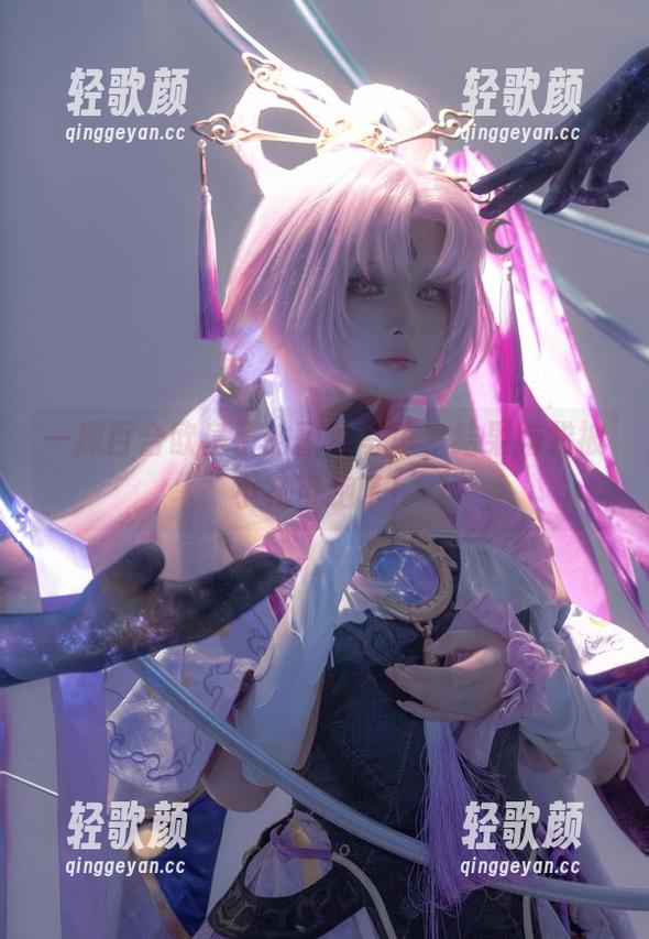 一探百合欧皇子的蕾丝写真，结果脑袋被小花带跑了！