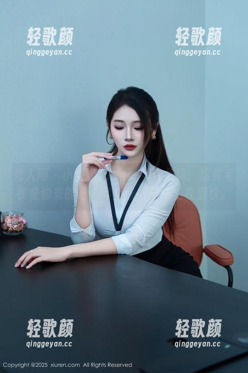 秀人网 - 小薯条nienie毛衣集锦：这件毛衣是偷来的吧，穿上去好像特工在潜伏。