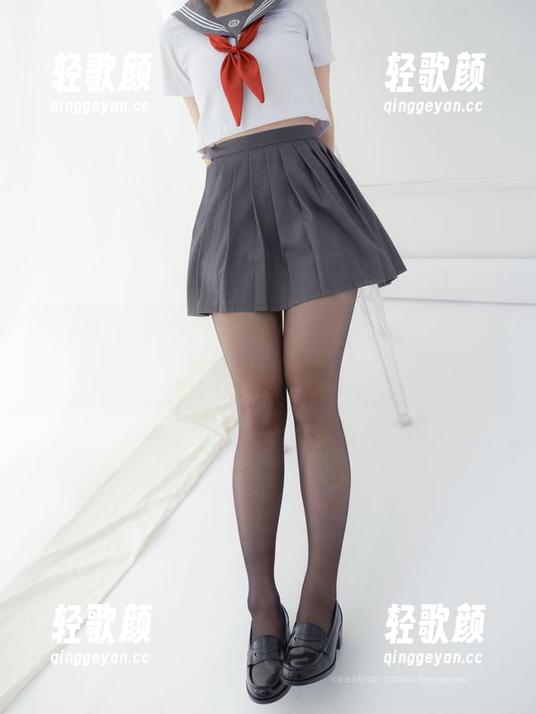 紧急企划 - 林书辞的教室合集，书本不用翻，眼神却好像能话。