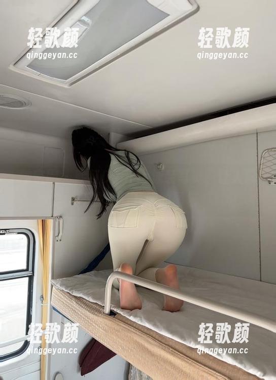 微密圈 - 脸红Dearie泳装写真，让人忍不住多看几眼的图包