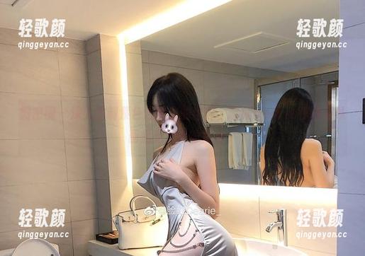 微密圈 - 深入定制紫色连体衣的世界，脸红Dearie仿佛是从画里走出来的角色。