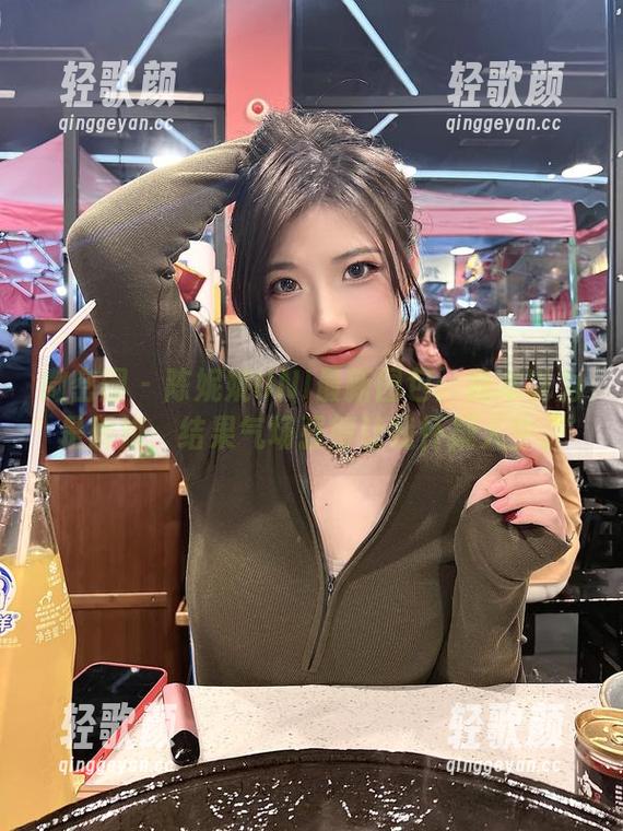 陈妮妮UNI 微密圈 - 陈妮妮UNI最新图包:我本以为是御姐,结果气场强得让我怀疑人生。